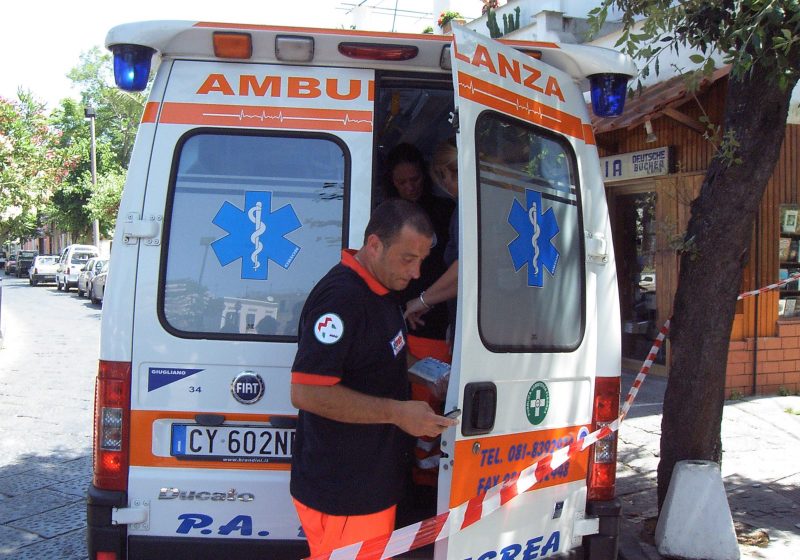 Napoli ambulanza bloccata da strada murata