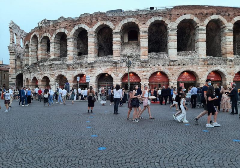 Arena di Verona, crolla la stella di Natale, gradoni danneggiati