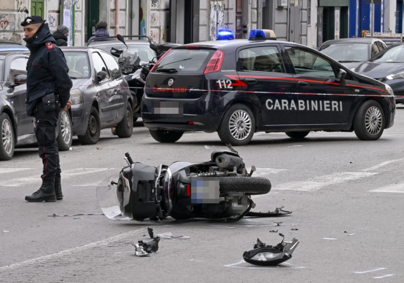 Scooter travolge carabiniere Napoli