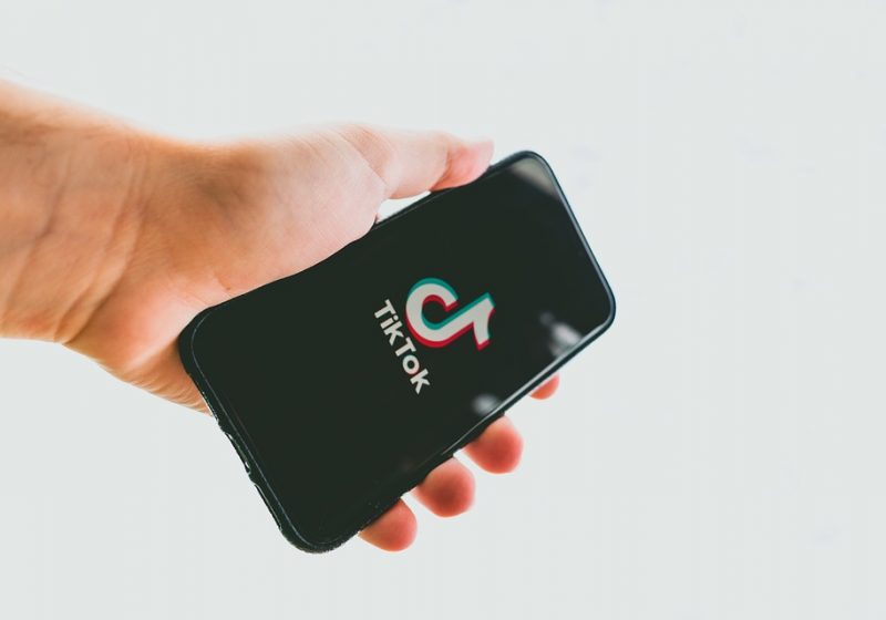 Cos'è il choking game, la sfida di soffocamento virale su Tik Tok