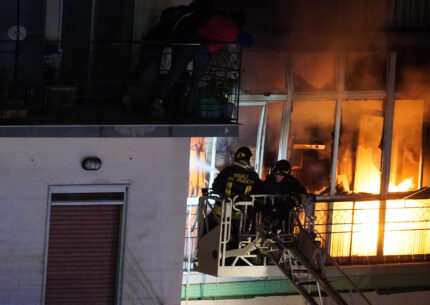Incendio Massa, evacuati abitanti di un palazzo in centro