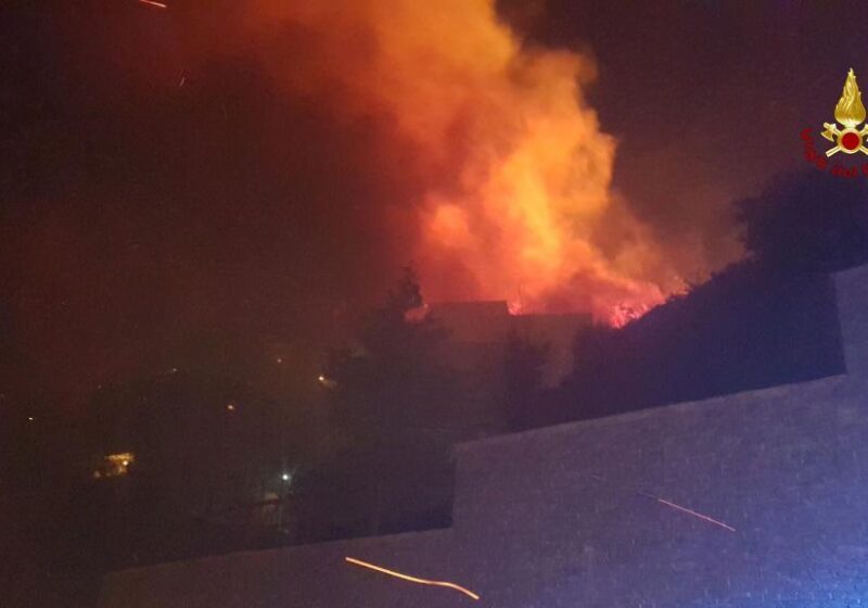 Genova incendio, famiglie allontanate dal palazzo e strada chiusa