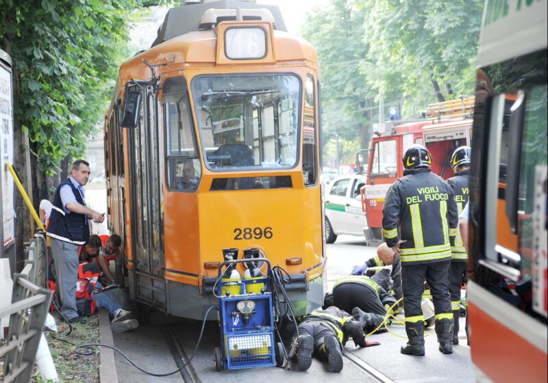 Incidente Porta Maggiore, ciclista incastrata sotto un tram a Roma