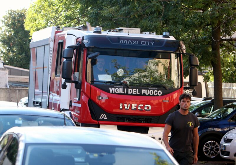 Roma, incendio alle Poste: distrutte 16 auto