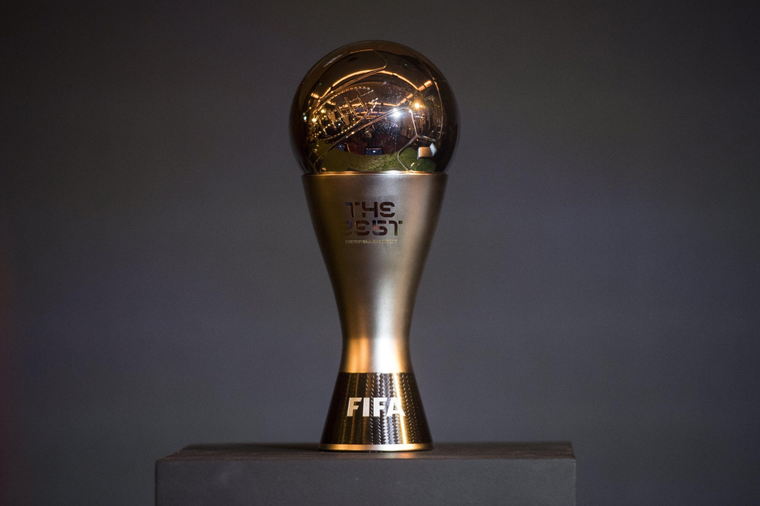Fifa года. Награда the best FIFA 2022. Награда лучший игрок ФИФА. Приз лучший игрок года ФИФА. Кубок the best FIFA.