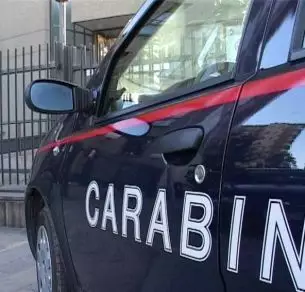 importuna donna aggredisce Carabinieri Napoli