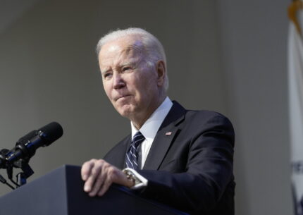 Stretta sulle armi negli USA, Biden firma ordine esecutivo