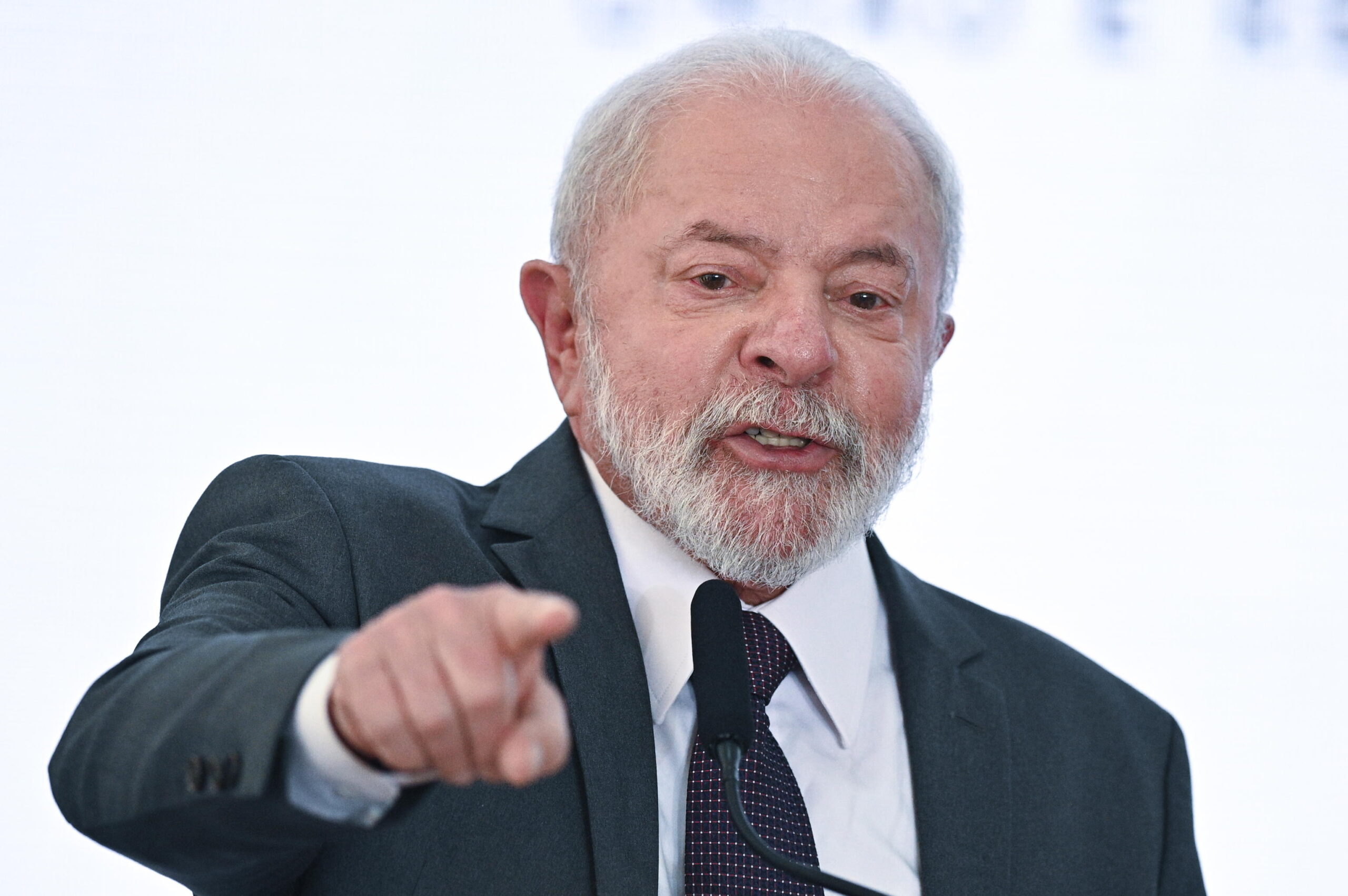 Brasile, Lula ricoverato con la polmonite: rinviato il viaggio in Cina