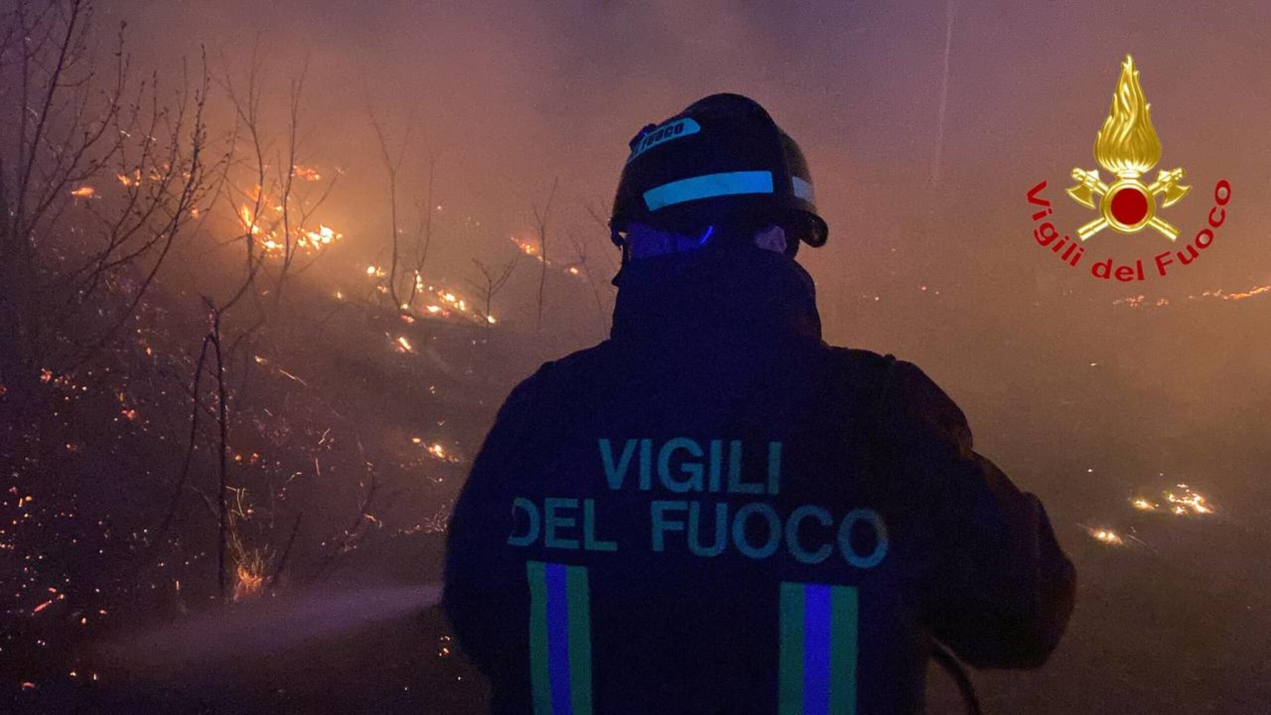 Novara, incendio in un’azienda di vernici e solventi a San Pietro Mosezzo. Colonna di fumo visibile fino al milanese