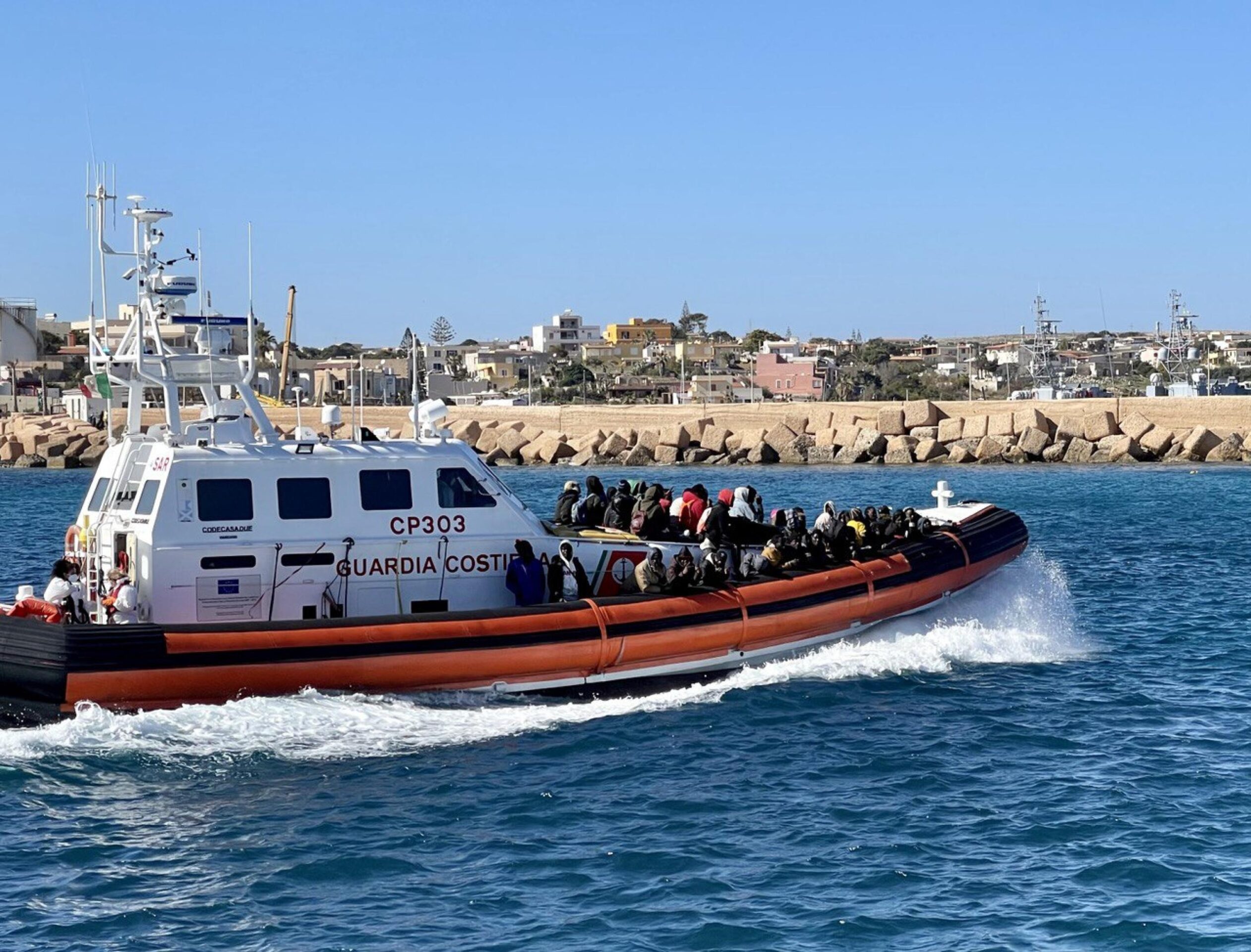 Migranti, il Viminale chiede aiuto alla Difesa: aerei e navi militari per svuotare Lampedusa