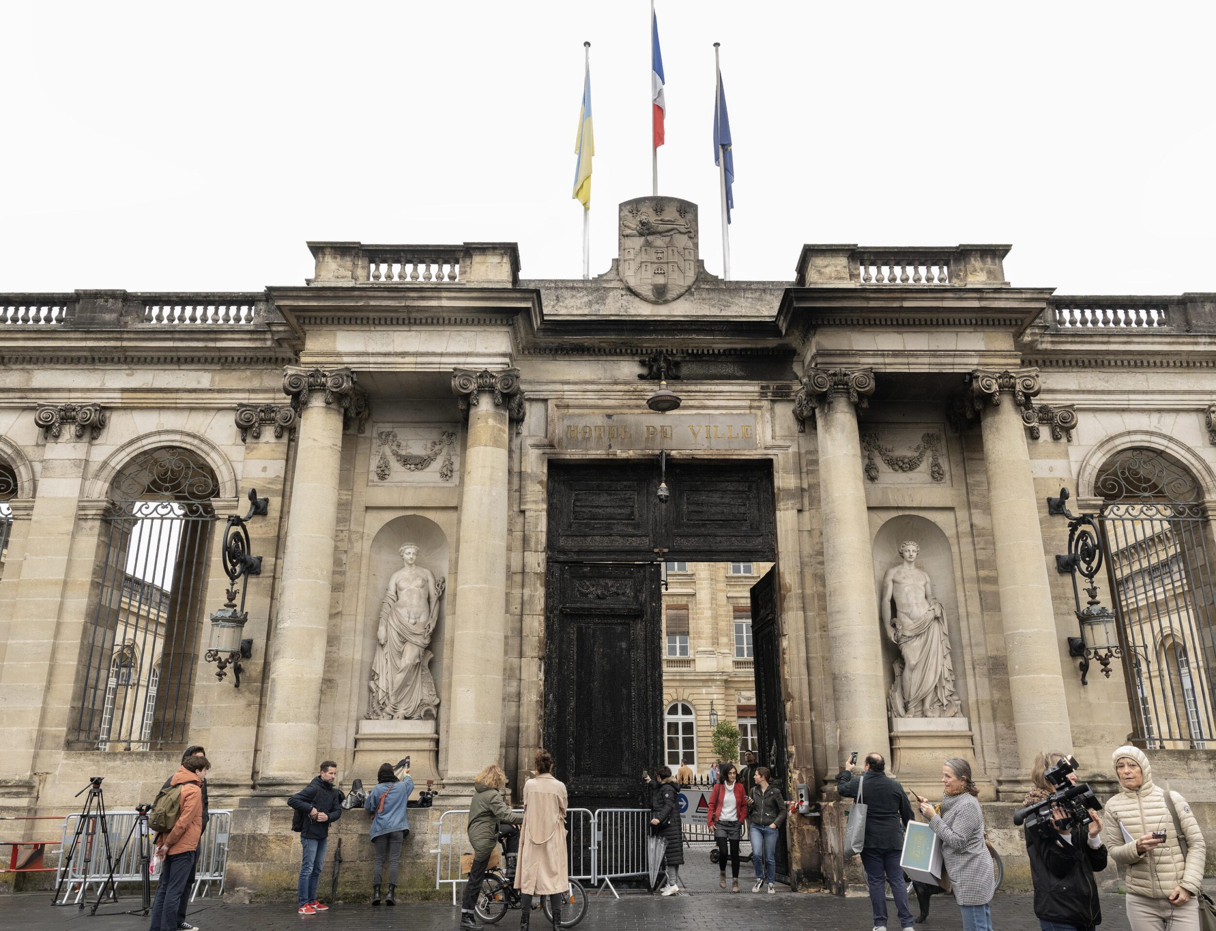 Francia, ancora proteste contro la riforma delle pensioni: incendiato il Municipio di Bordeaux. Agenti feriti | VIDEO
