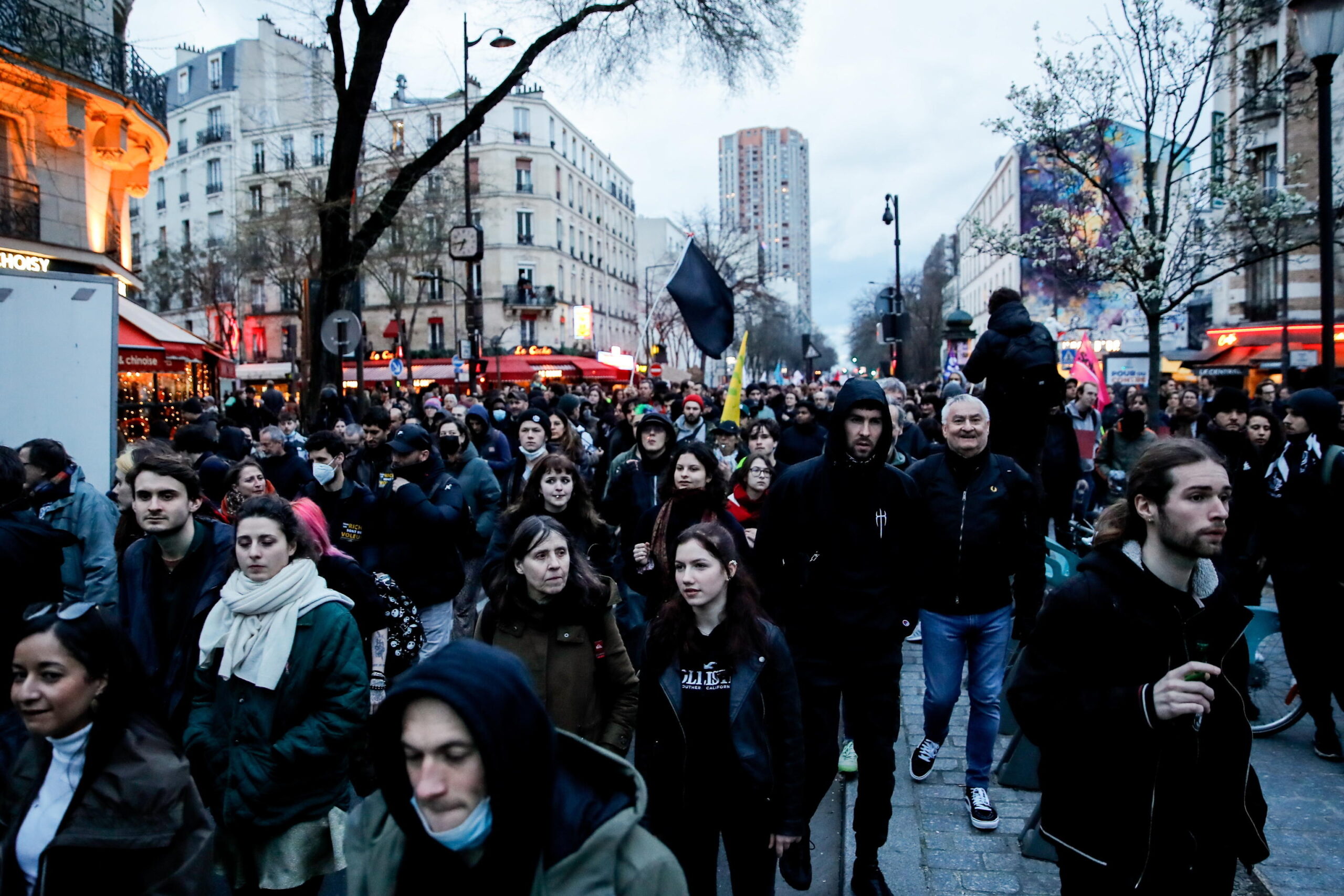 Riforma delle pensioni, Francia ad alta tensione: roghi per strada e università occupate