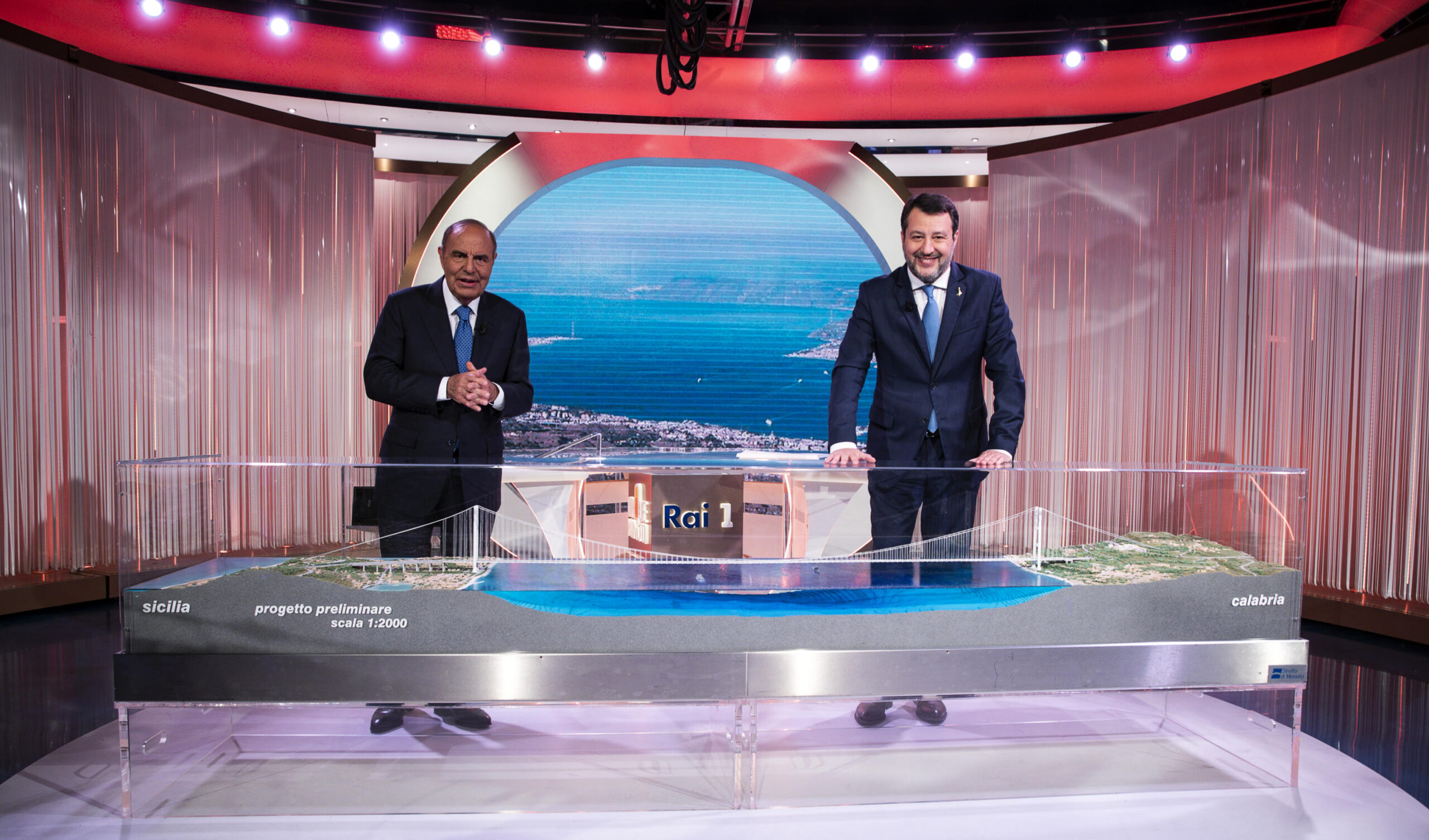 Ponte sullo Stretto di Messina: il plastico mostrato da Salvini con Bruno Vespa
