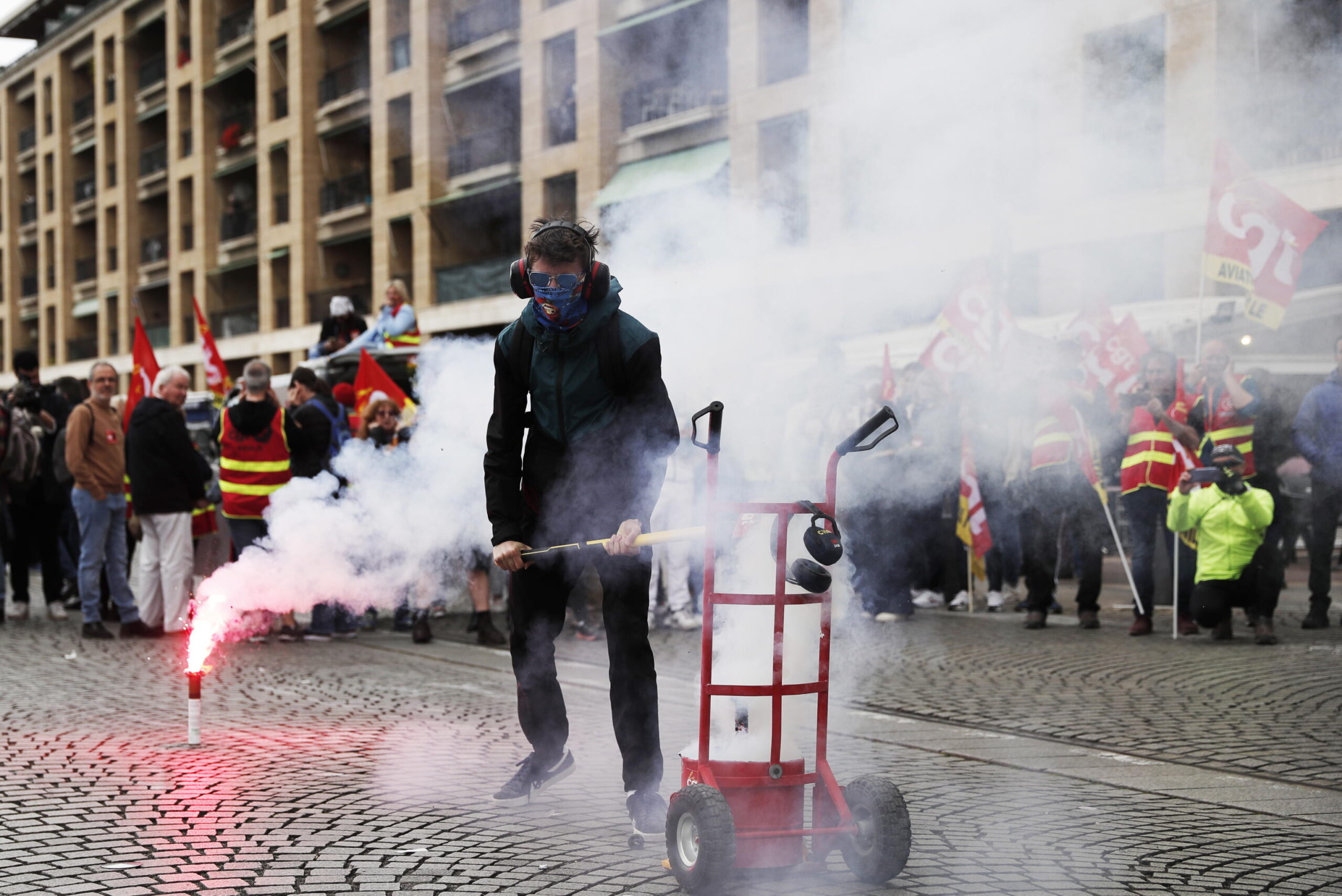 Nuove tensioni in Francia, manifestanti occupano aeroporto e stazione parigini