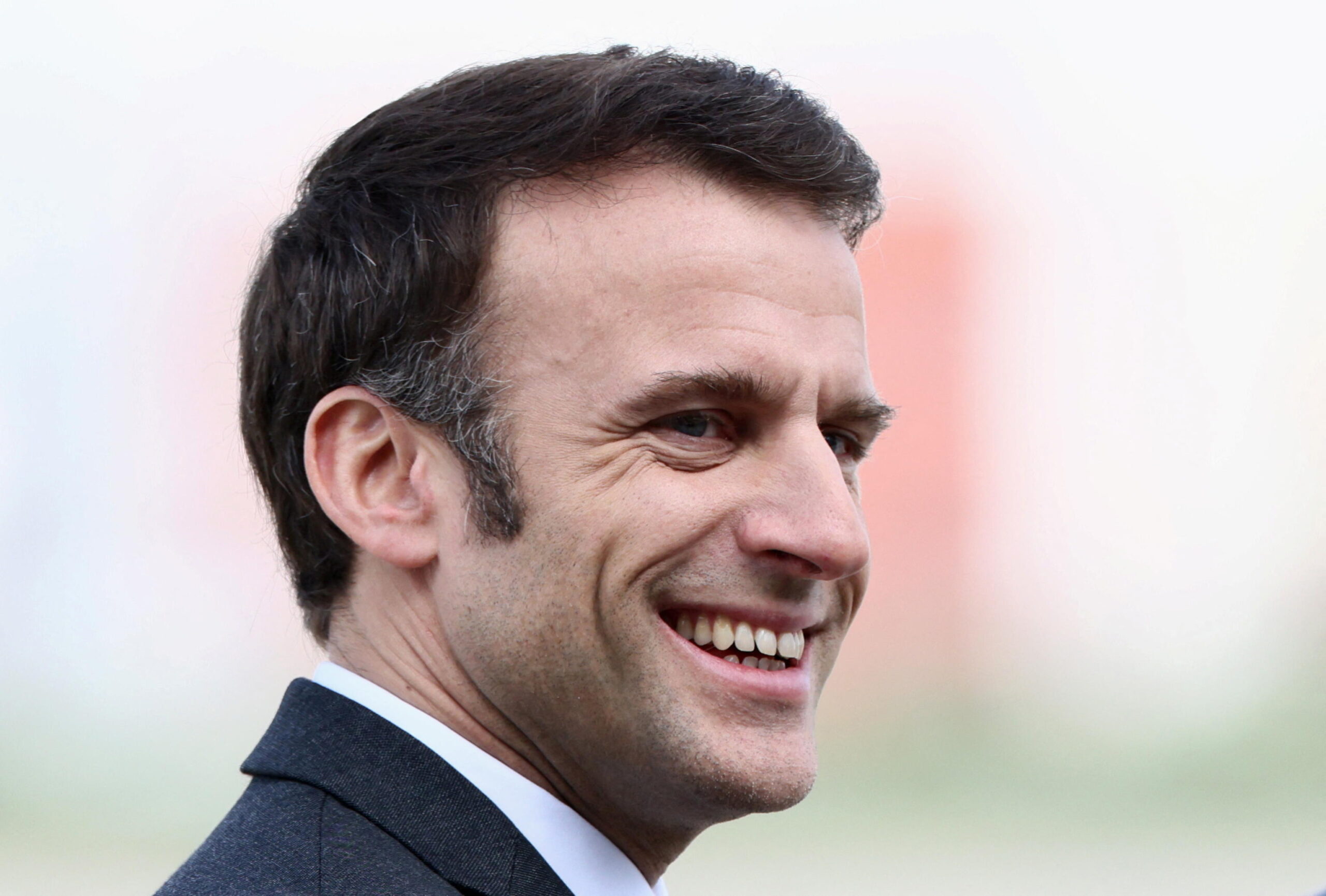 Macron e l’orologio scomparso durante l’intervista: il video è virale