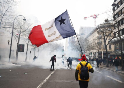 Francia scontri manifestanti polizia