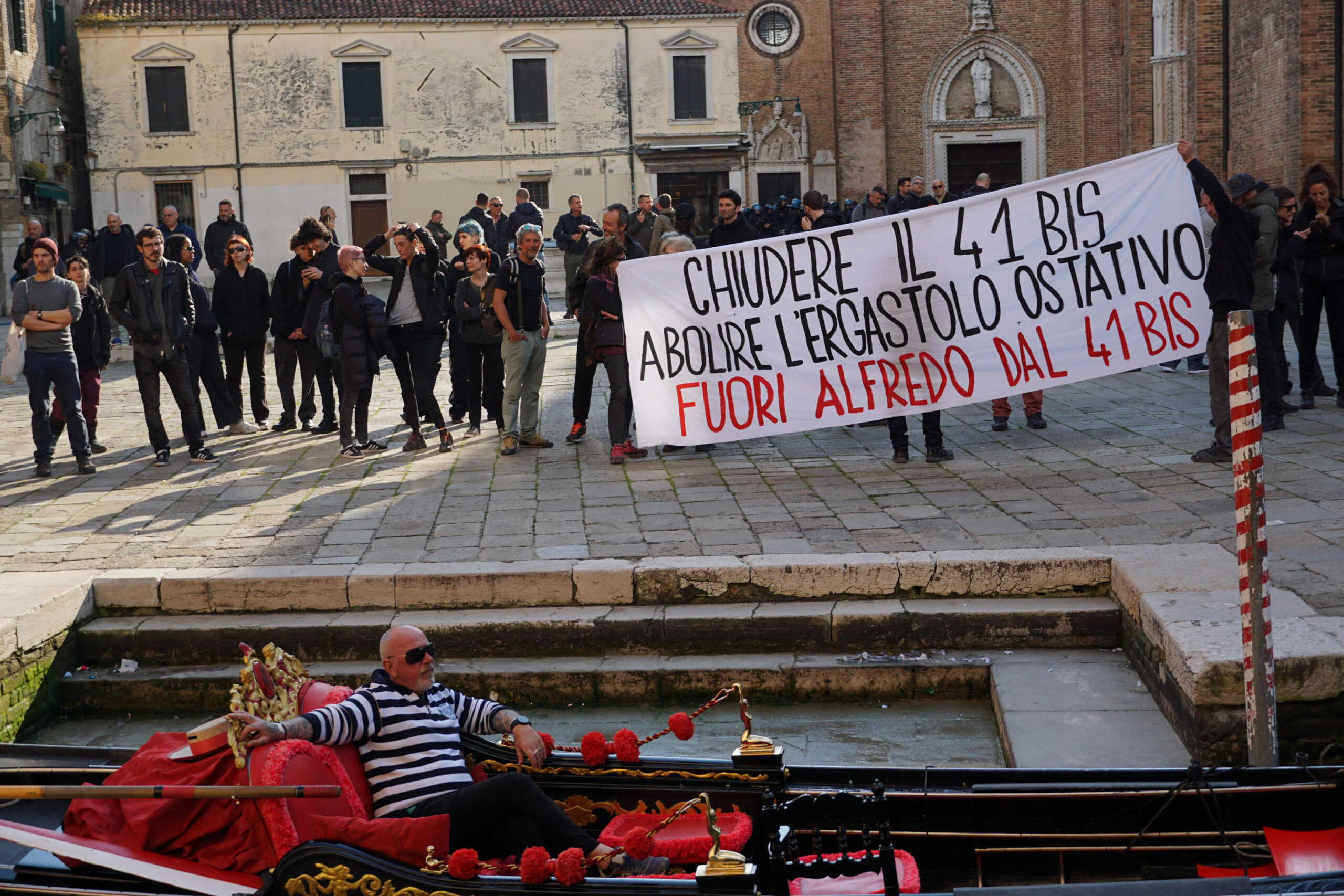 Venezia, nessun incidente al corteo anarchico pro Cospito: qualche attimo di tensione con le forze dell’ordine