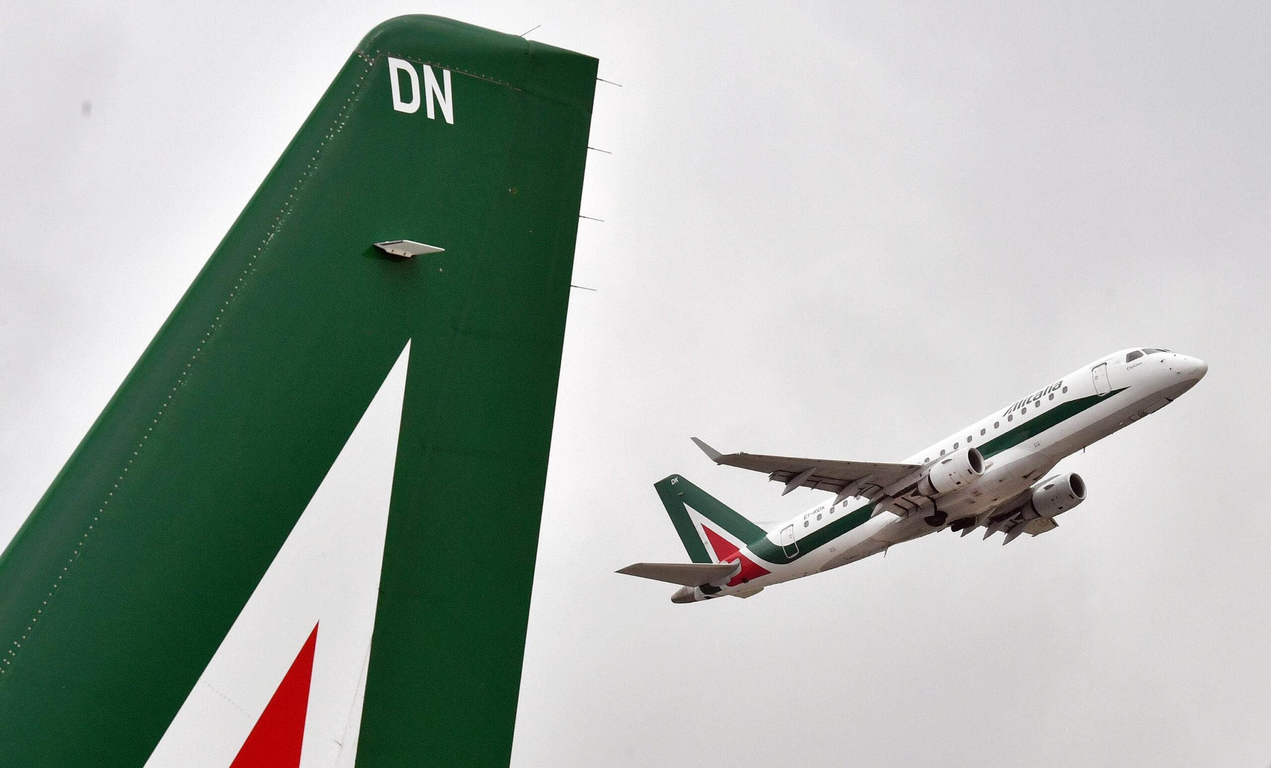 Ue, prestito da 400 milioni ad Alitalia è “aiuto di Stato illegittimo”: “L’Italia deve recuperarli con gli interessi”