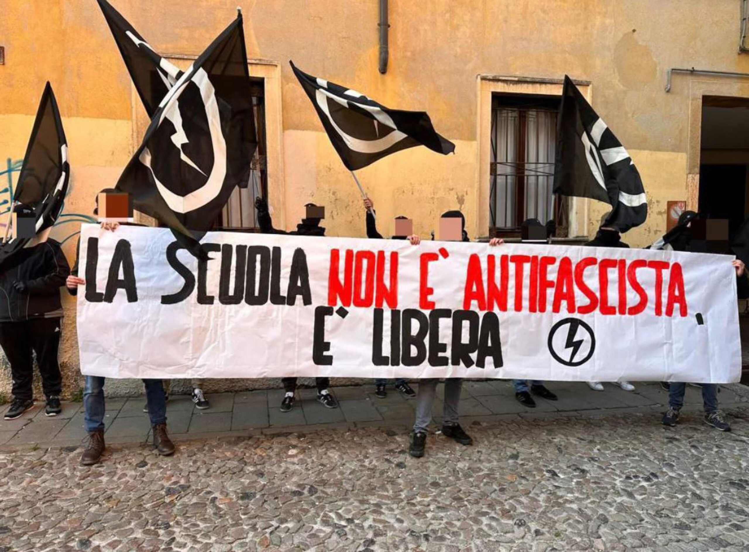 Brescia, striscione di Blocco Studentesco contro l’antifascismo fuori al Liceo Calini