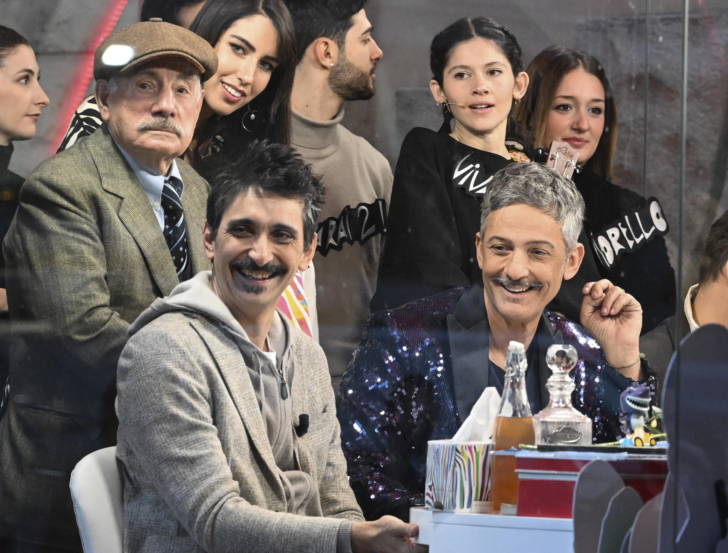 Giorgia Meloni oggi a Viva Rai 2, la gag virale al telefono con Fiorello: “Voto a sinistra” | VIDEO