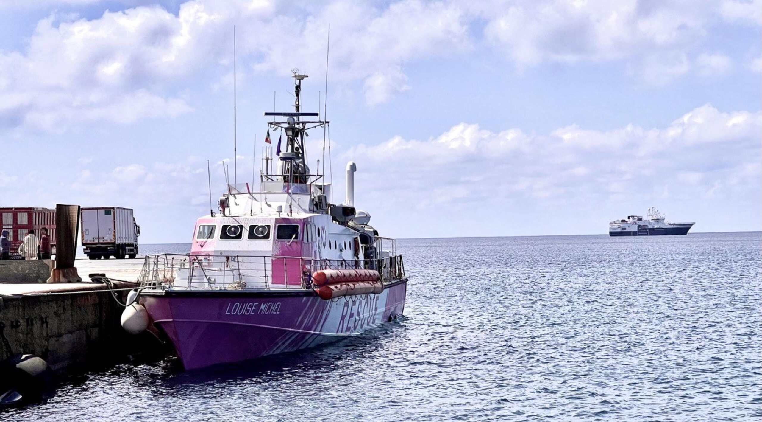 Migranti: la nave di Banksy in stato di fermo a Lampedusa