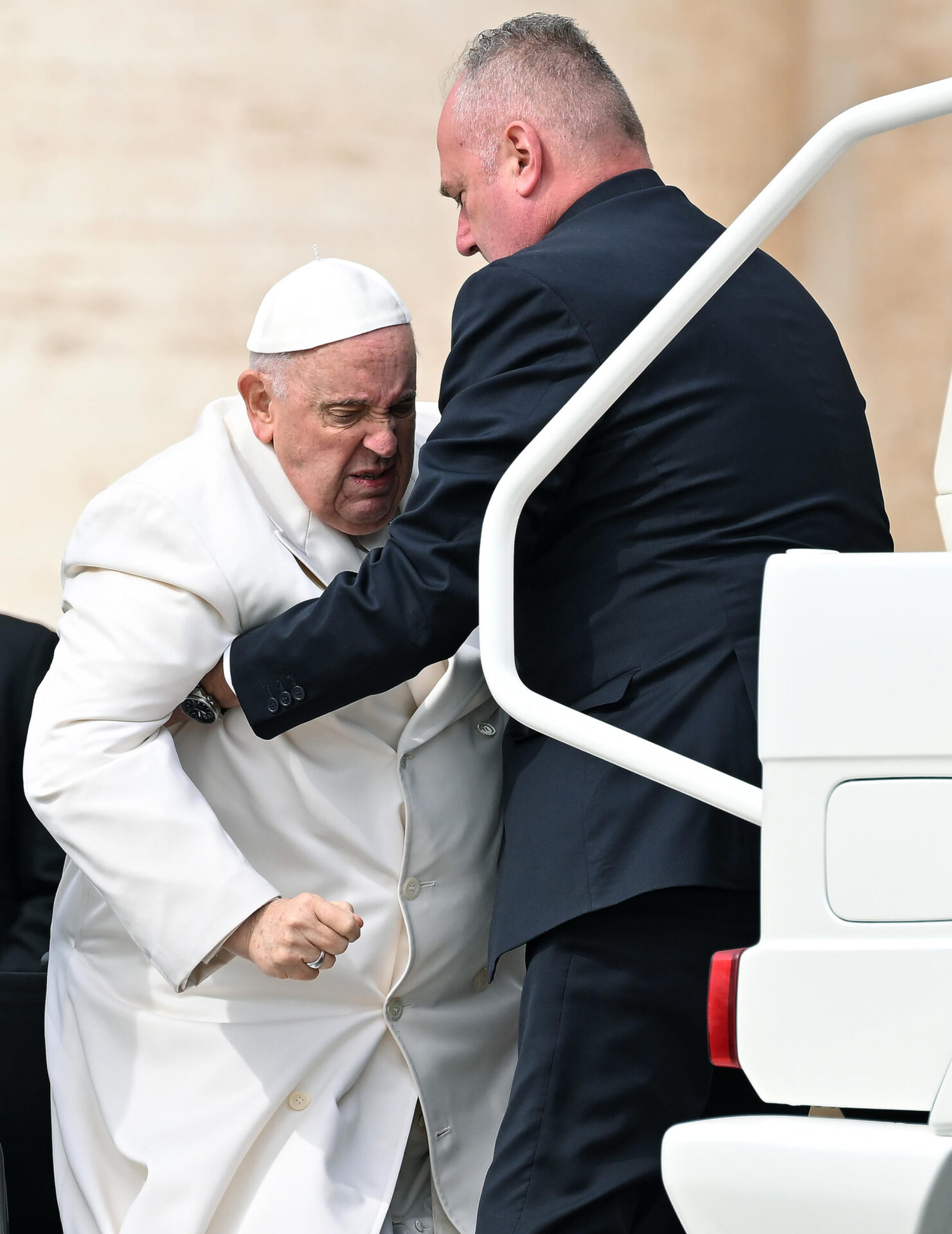 Papa Francesco ricoverato: “Bronchite infettiva, ma le condizioni migliorano. Sarà dimesso nei prossimi giorni”