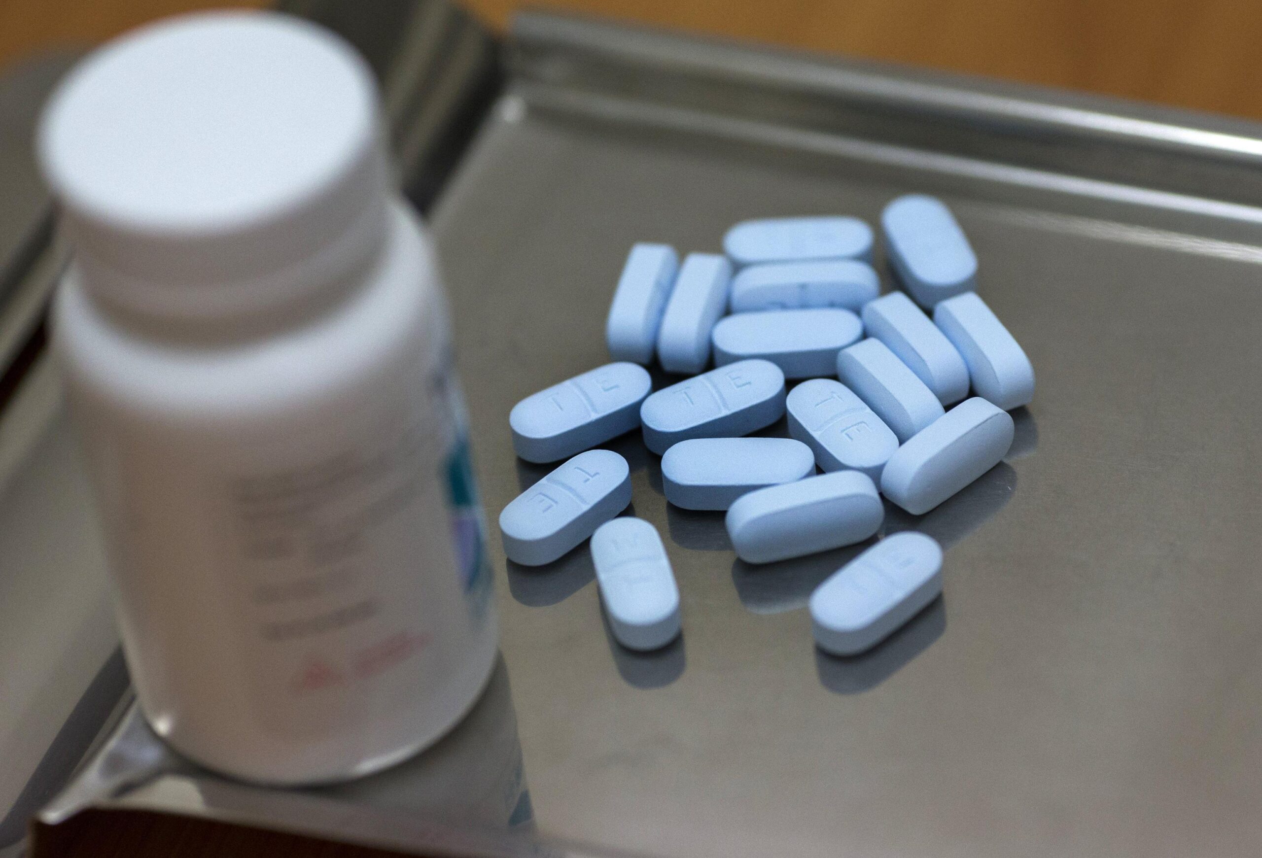 Pillola per prevenire l’HIV, le associazioni si ribellano: “Decisione inaccettabile dell’Aifa, sia gratuita subito”