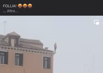 venezia uomo si butta da un palazzo nel canale video