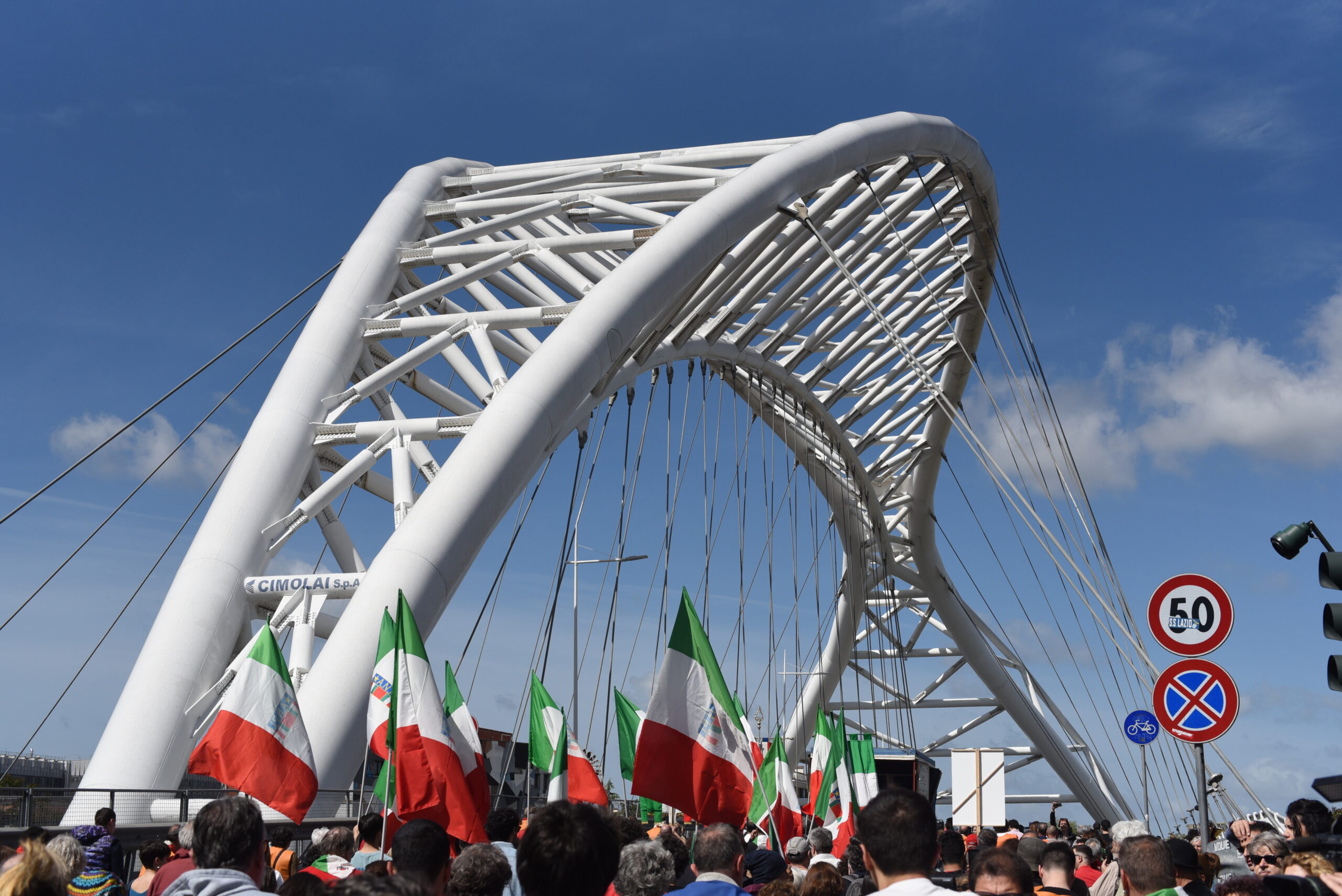 La marcia passa per il ponte Settimia Spizzichino