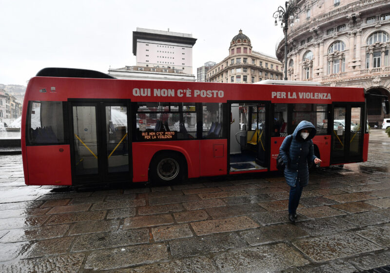 Genova aggressione passeggeri bus