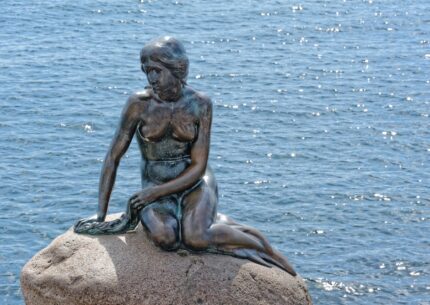 Monopoli, è polemica per la statua della sirena in piazza Rita Levi Montalcini