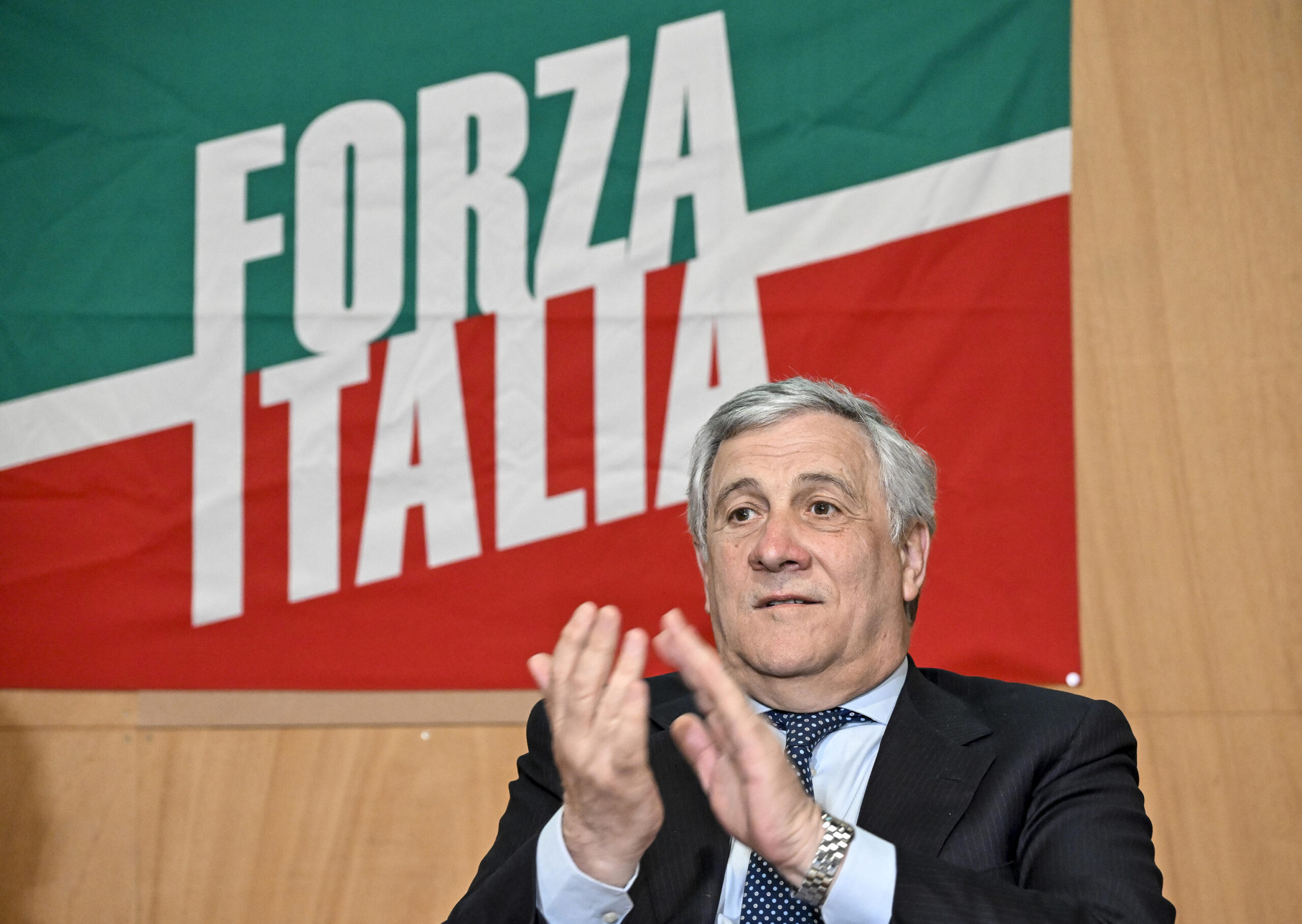 Fascismo, Antonio Tajani: "Mussolini ha fatto più danni che cose ut...
