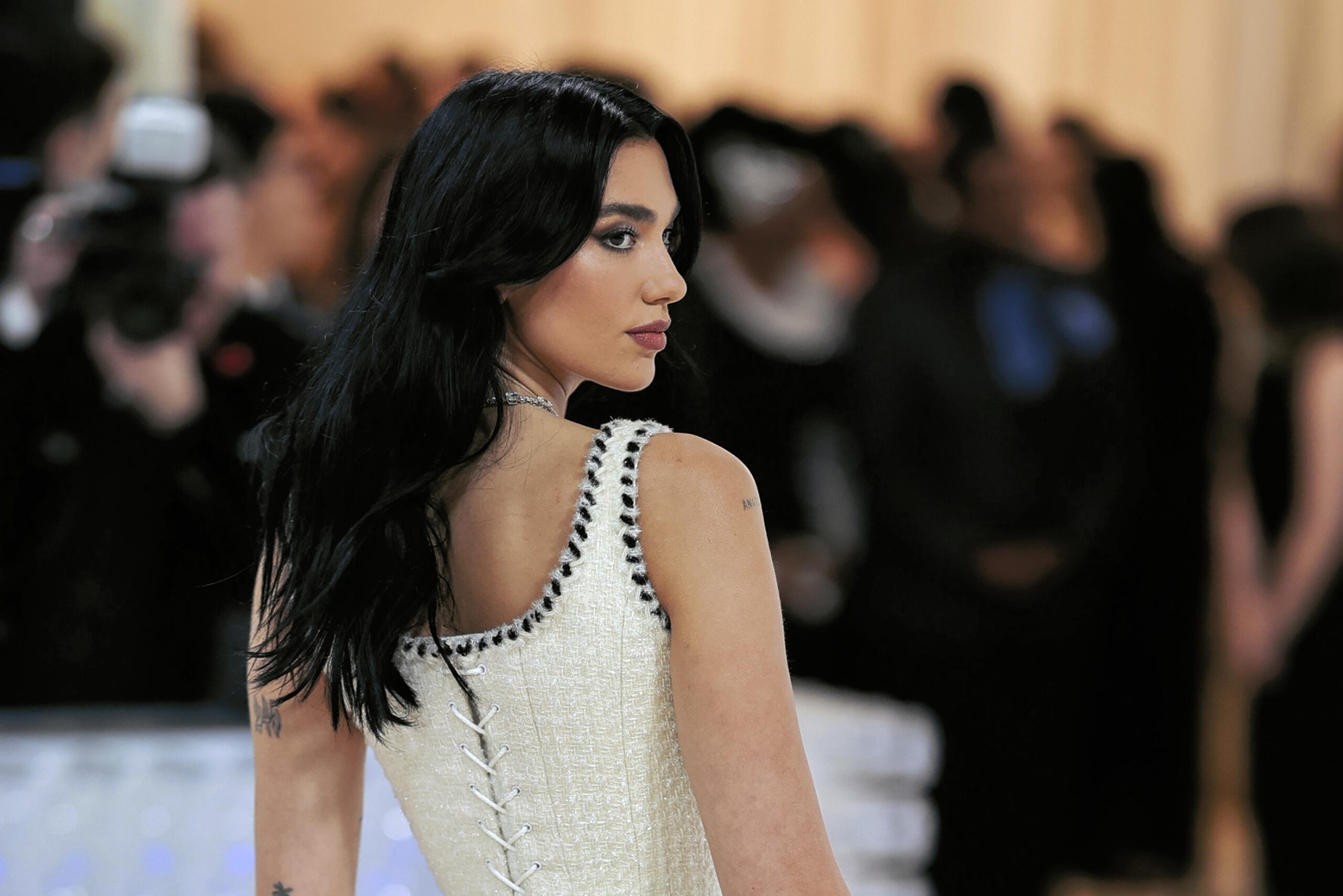 Dua Lipa Versace: la vacanza, collezione estate 2023