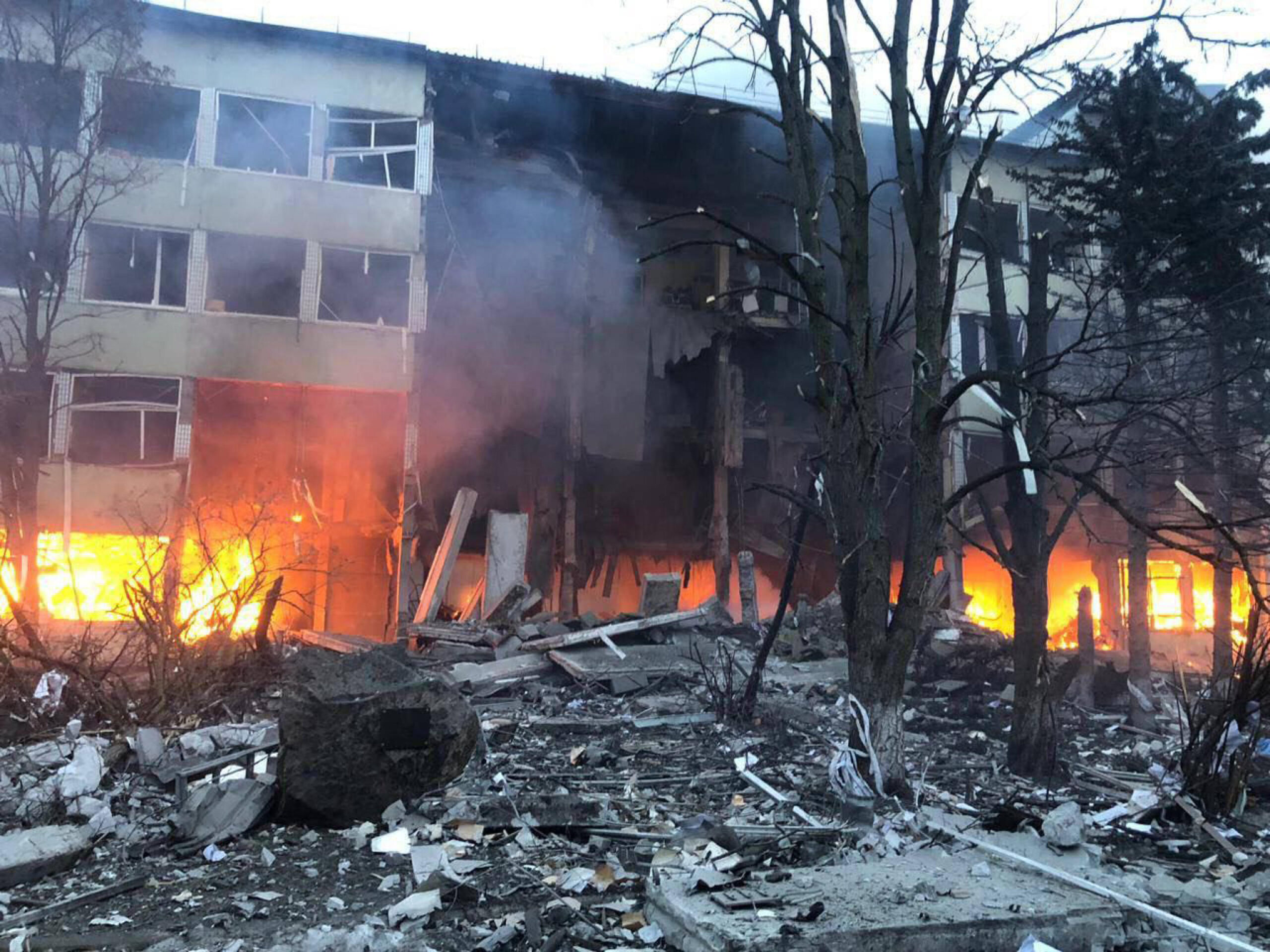 Удар по украинским городам. Горящее здание. Взорвали дом на Украине. Разрушенное здание.
