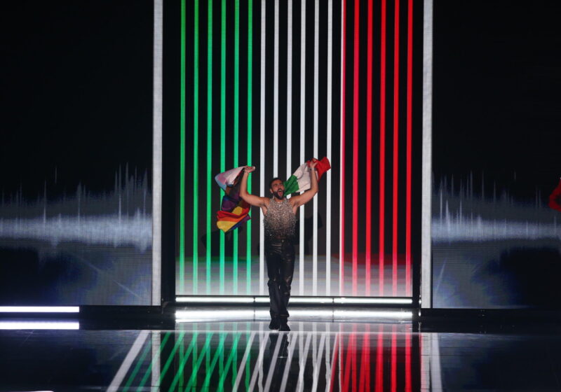 Mengoni premio della critica all'Eurovision e sfila bandiera LGBTQ+