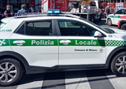 Milano donna presa manganellate Polizia Locale