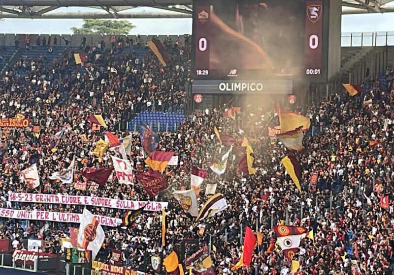 Roma Salernitana striscione da brividi dei tifosi esposto in Curva Sud al momento dell'ingresso in campo dei giocatori giallorossi