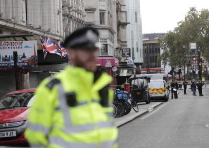 Londra polizia uccide due cani e colpisce un uomo con il taser