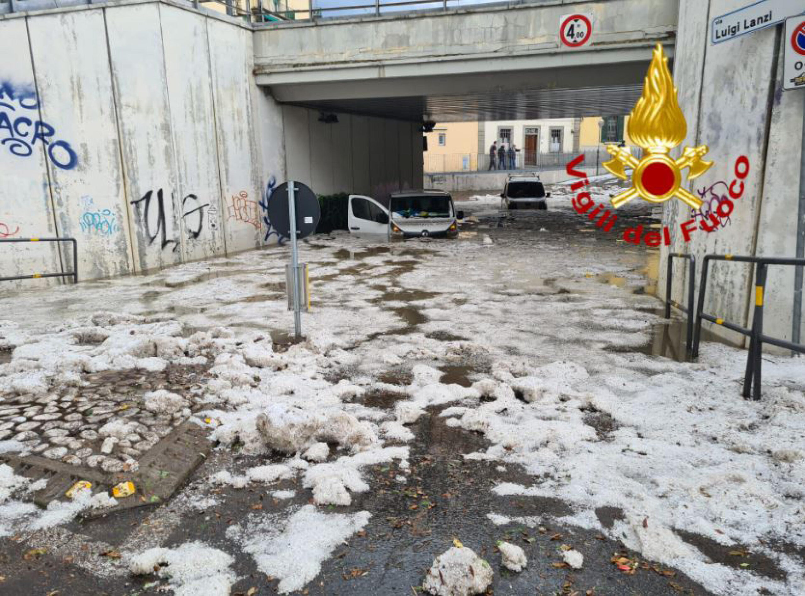 Bomba d'acqua a Firenze, mezzi sommersi in sottopasso