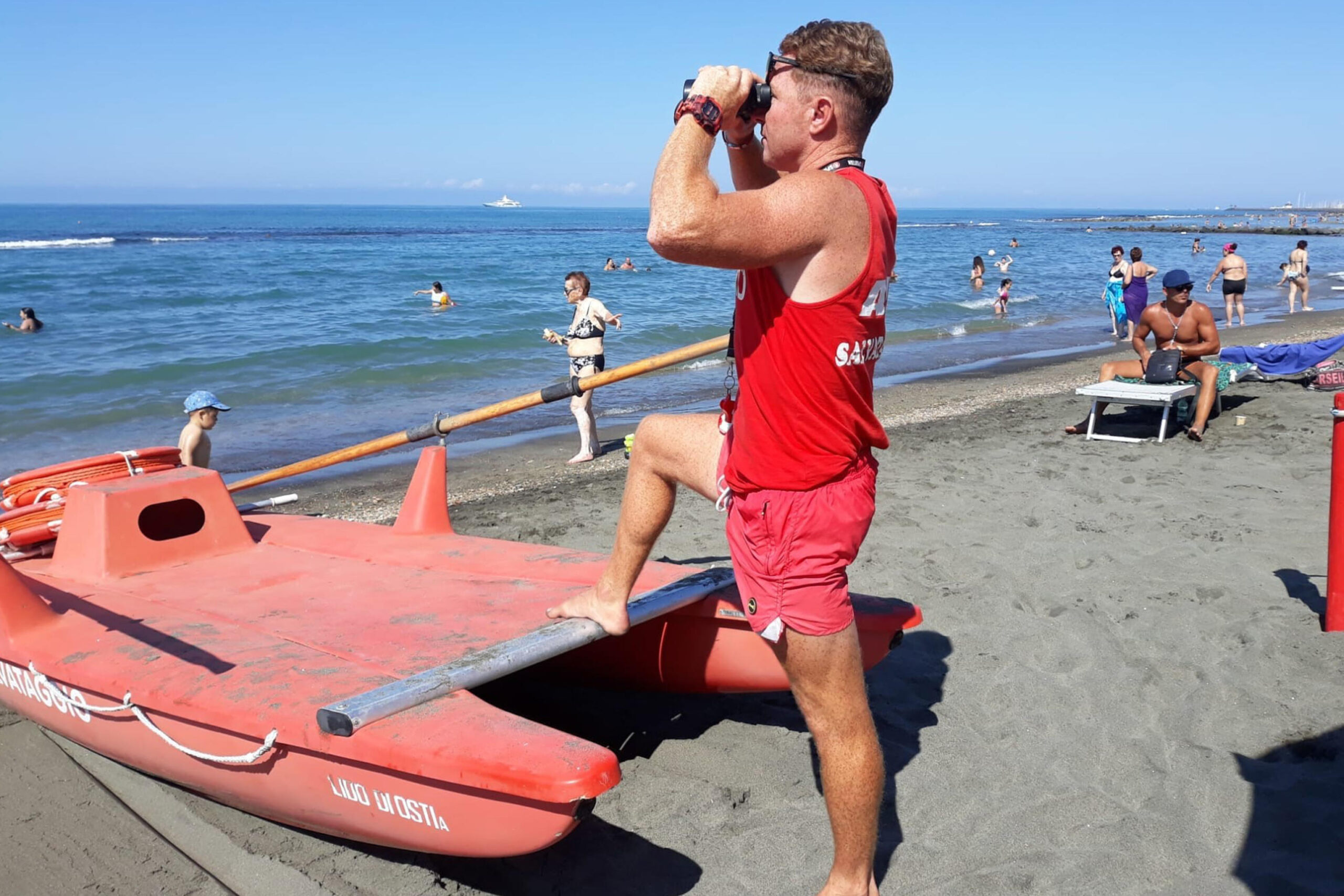 il-bagnino-salva-la-vita-dei-ragazzi-nelle-spiagge-libere