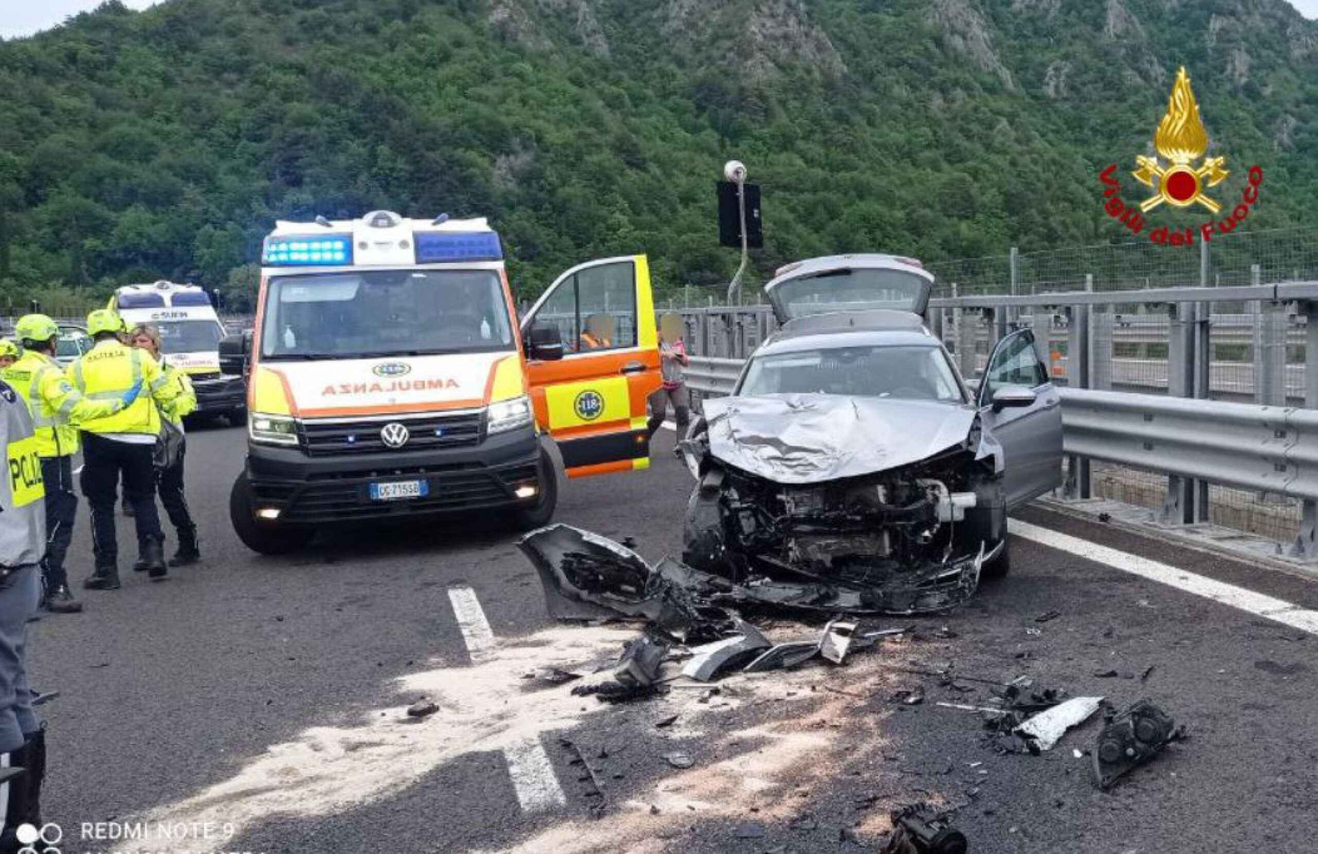Incidente a Modena oggi, frontale tra due auto e poi l'incendio due