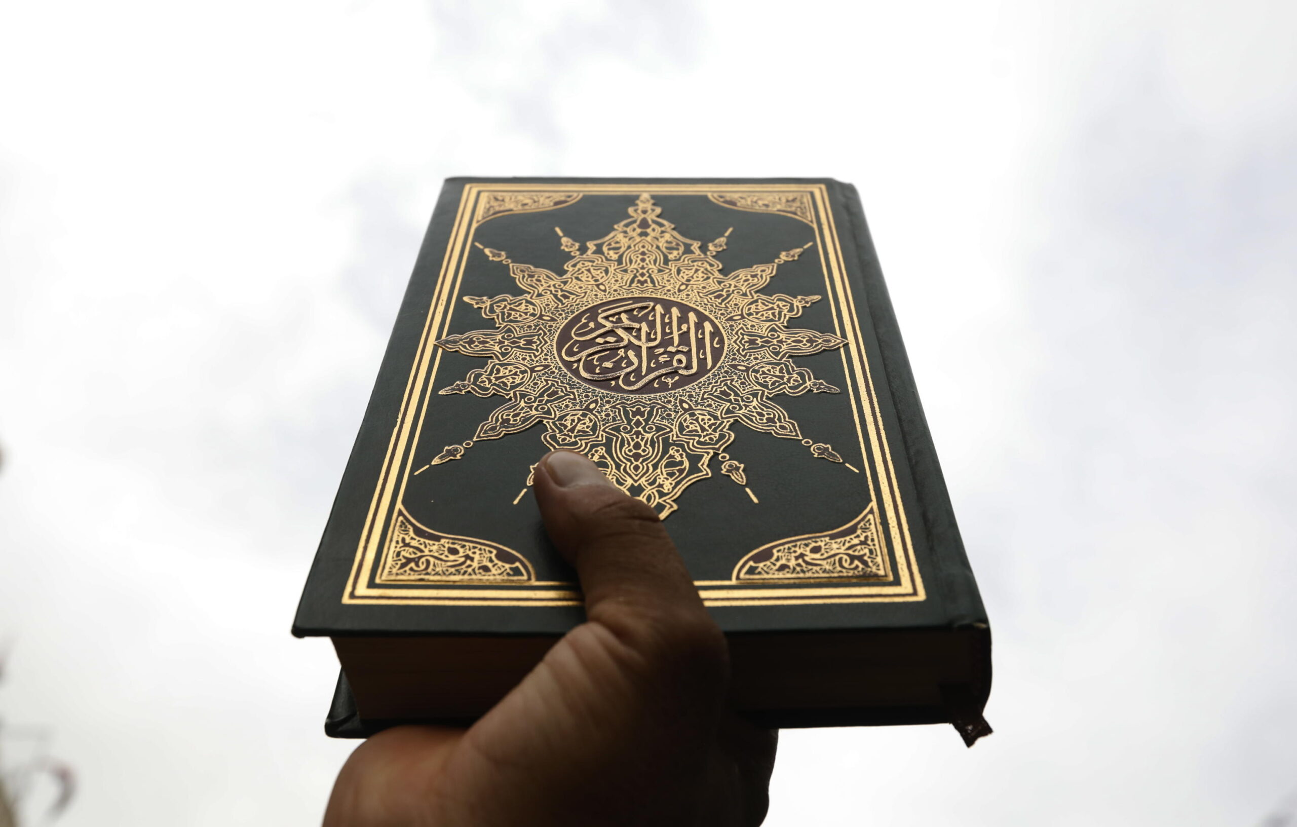 Nuovo Corano Bruciato d’Aviante al Parlamento, in Sevizia Monta la Polimica del Mundo Islamico