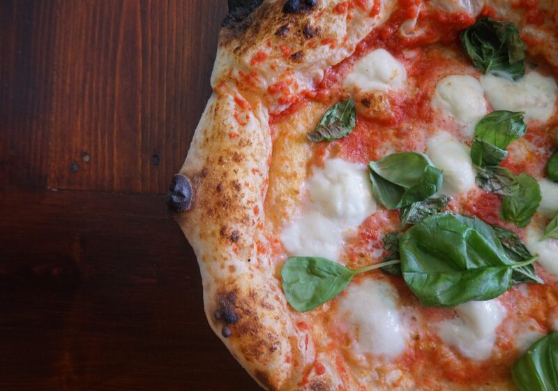 Pizza margherita: storia di una delle più gustose prelibatezze italiane. Chi furono i personaggi che crearono il prodotto?