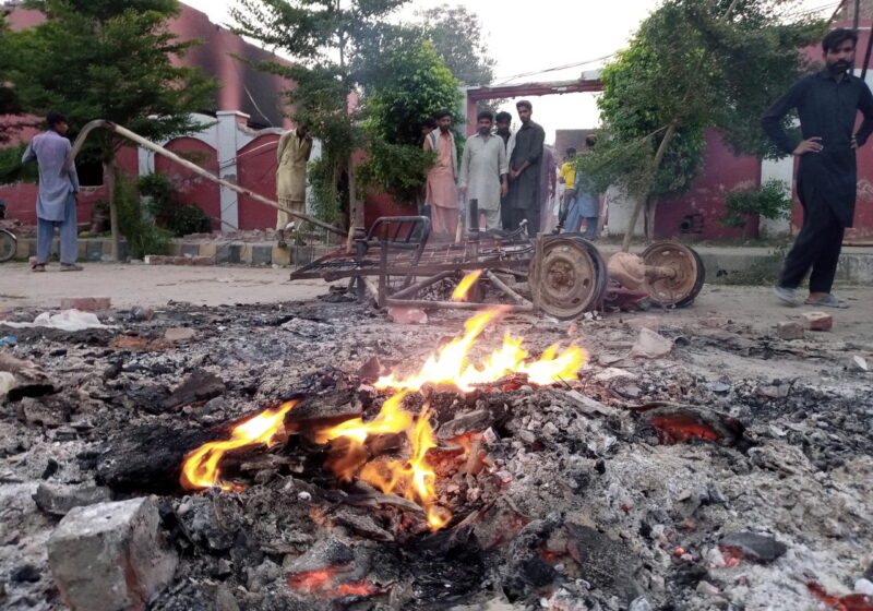 Pakistan chiese bruciate