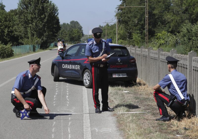 A Ravenna uno scontro fra una moto ed un'auto ha causato la morte del motociclista. Sul posto le Forze dell'Ordine che proseguono le indagini.