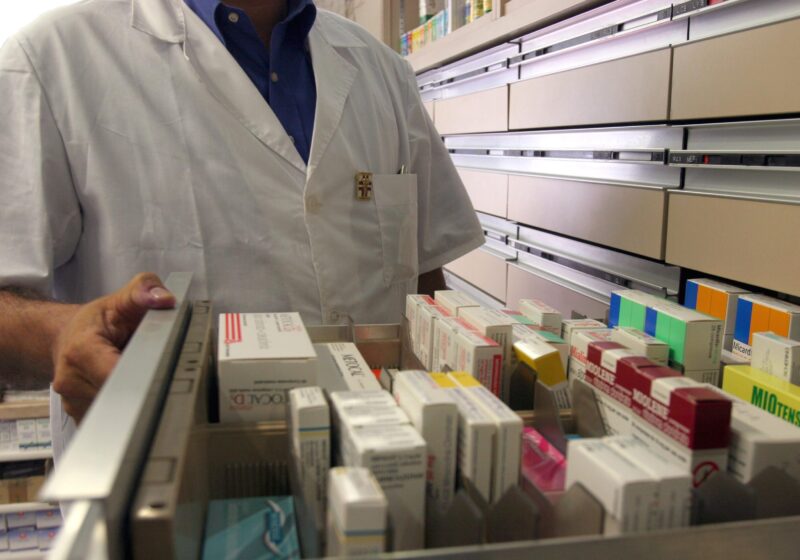 Una coppia di un uomo di 37 anni e una donna di 38 anni è stata arrestata stamattina a Teramo per aver falsificato ricette mediche per un valore di circa 2800 euro in farmaci.