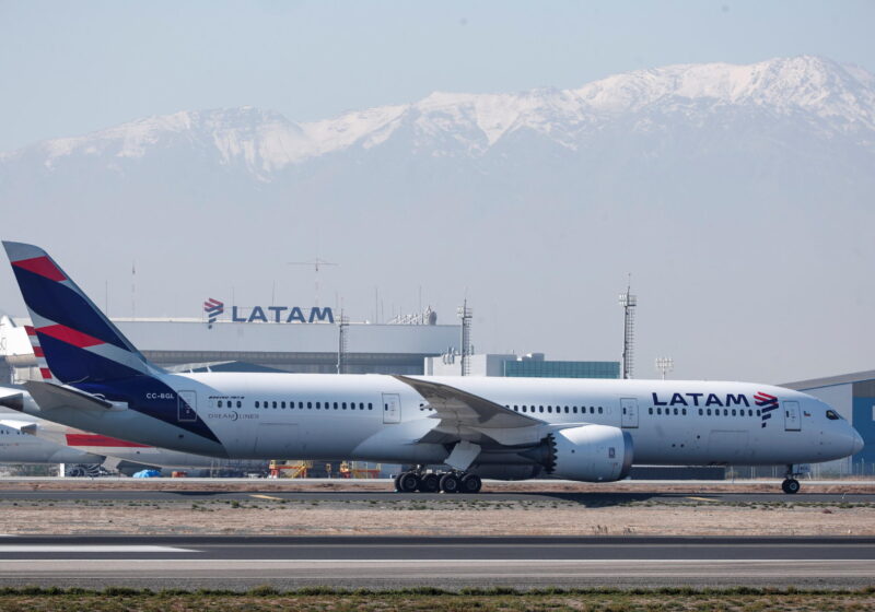 Un pilota della compagnia aerea Latam, di base in Cile, ha avuto un malore fatale mentre pilotava il veicolo. L'aereo è stato costretto ad un atterraggio d'emergenza.
