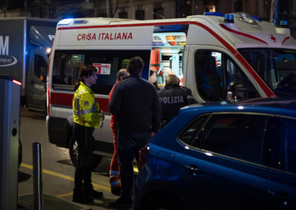 A Varazze, in provincia di Savona, un ragazzo 20enne è stato accoltellato mentre si trovava in una casa vacanze: è stato trasportato in codice rosso in ospedale.