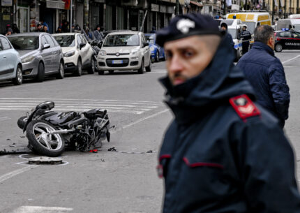 A Sirolo, provincia di Ancona, una lite in strada per una mancata precedenza sfocia in tragedia: un ragazzo è ucciso a colpi di fiocina. In fuga l'assassino.