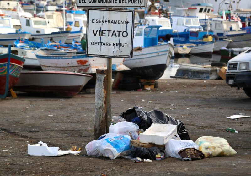 A Palermo, nel comune di Bagheria, un uomo di 31 anni è stato arrestato con l'accusa di spaccio di sostanze stupefacenti. Il 31enne nascondeva la droga che vendeva fra i rifiuti.